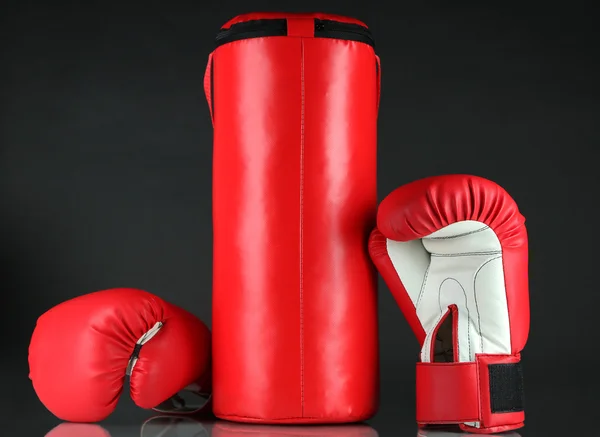 Boxhandschuhe und Boxsack, isoliert auf schwarz — Stockfoto