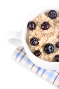havermout in cup met bessen geïsoleerd op wit
