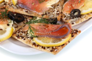 Somon Sandviç üzerine beyaz izole plaka üzerinde