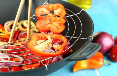 ahşap masa yakın çekim üzerinde wok sebze