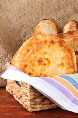pide ekmek sepeti masanın üstünde çul arka plan üzerinde