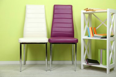 modern renkli sandalyeler, ahşap stand, duvar fon üzerine kitap ile güzel iç