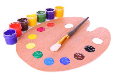 Beyaz üzerine izole edilmiş boya ve fırça ile ahşap sanat paleti
