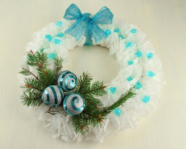 Tahta arka planda Noel çelengi