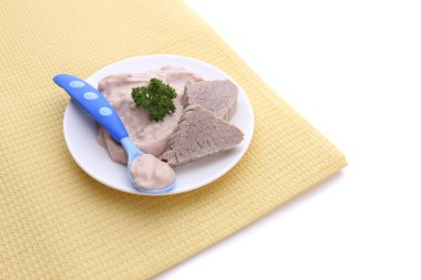 Et hamur bebek, üzerinde beyaz izole renkli peçete üzerinde plaka üzerinde besleme için