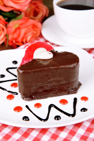 Sweet cake with chocolate on plate on table close-up — Stock Photo, Image