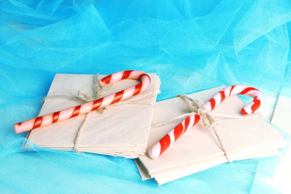 Різдво цукерки тростини та листи для Санта, на колір тла дерев'яні — стокове фото