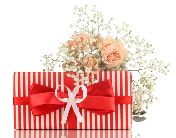 Geschenkbox und Blumen isoliert auf weiß — Stockfoto