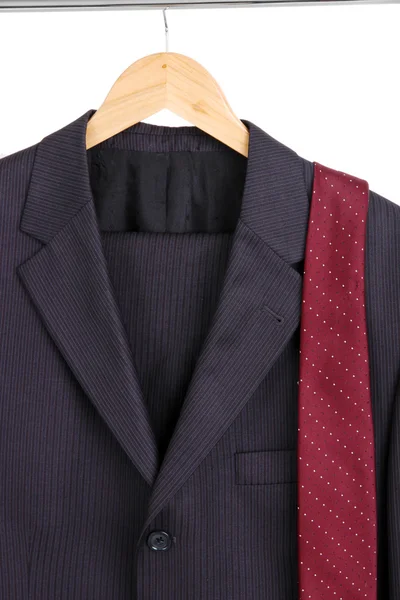 Oblek a kravatu na závěs na bílém pozadí — Stock fotografie