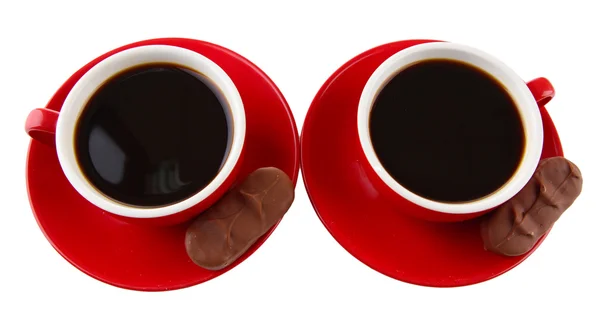 Rode kopjes sterke koffie en chocolade bars geïsoleerd op wit — Stockfoto