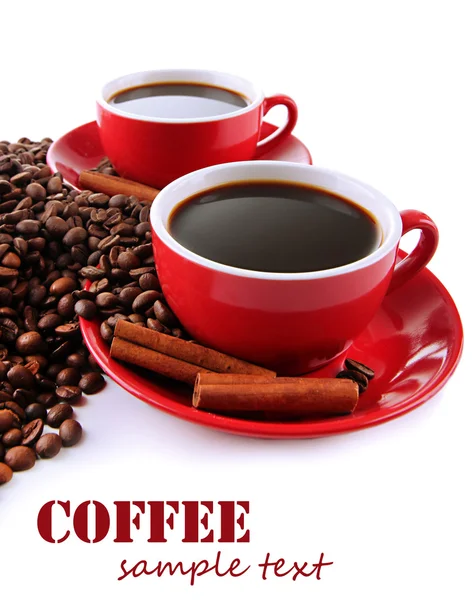 Červené šálků silné kávy a kávových zrn zblízka — Stock fotografie