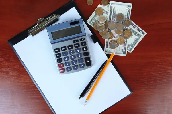 Bürobedarf und Geld auf Holzgrund — Stockfoto