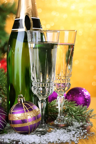 Composición con decoraciones navideñas y dos copas de champán, sobre fondo brillante — Foto de Stock