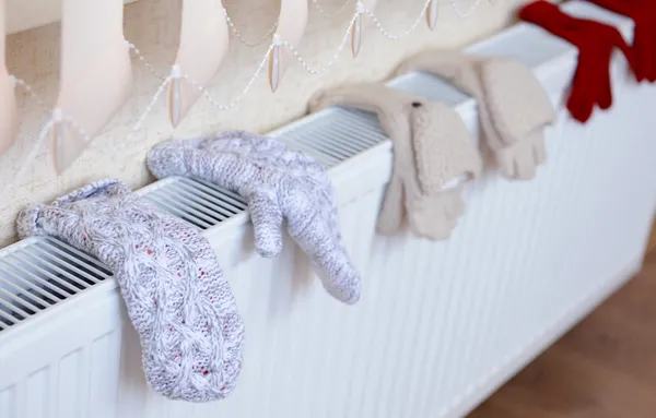 Gebreide handschoenen drogen op verwarming radiator — Stockfoto