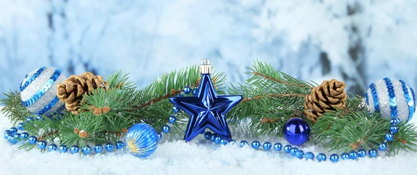 Composição das decorações de Natal no fundo de inverno leve — Fotografia de Stock