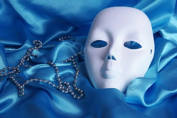 Maske mavi kumaş zemin — Stok fotoğraf