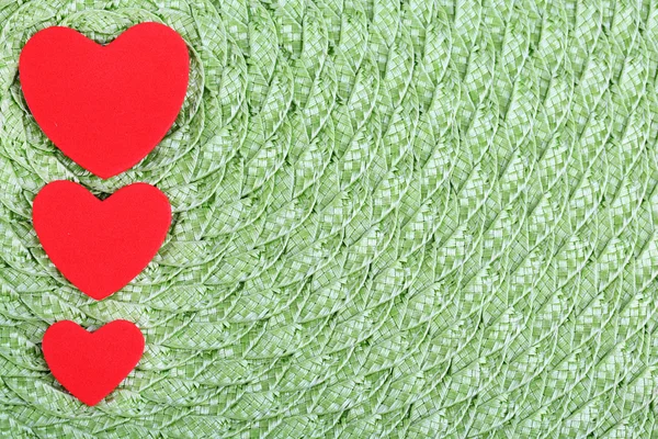 Hjärtan av filt på grön bakgrund — Stockfoto