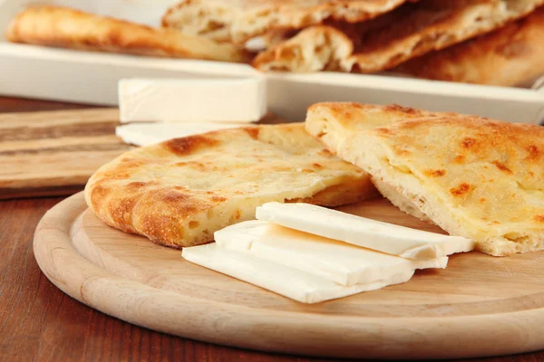 Pita brood met kaas op houten tribunes close-up — Stockfoto