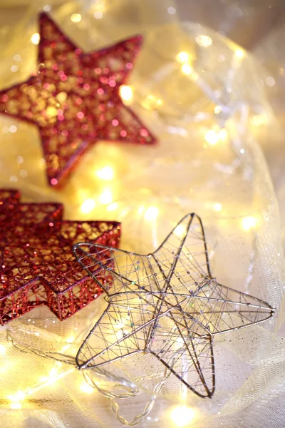 크리스마스 장식과 밝은 배경 클로즈업에 화 환 — 스톡 사진