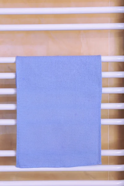 Kleur handdoek op radiator in badkamer — Stockfoto