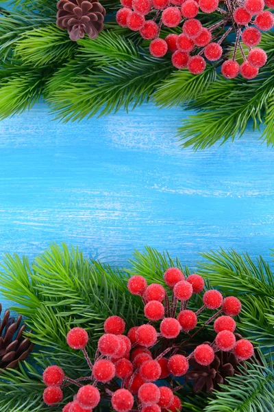 木の背景にクリスマスツリーの枝 — ストック写真