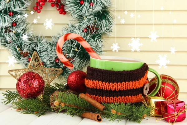 Kopje warme cacao met kerstversiering op tafel op houten achtergrond — Stockfoto