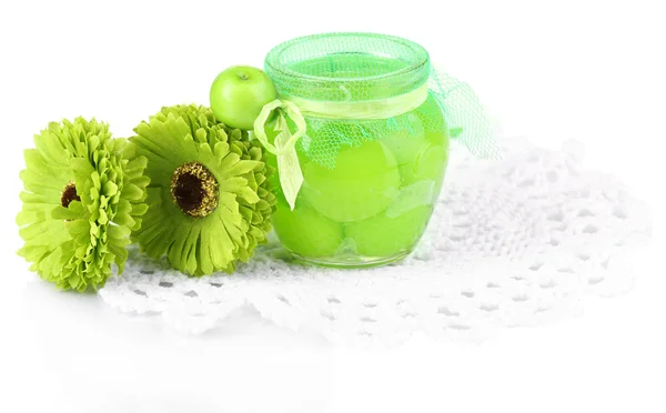 Vela decorativa em forma de geléia de maçã com flores isoladas em branco — Fotografia de Stock