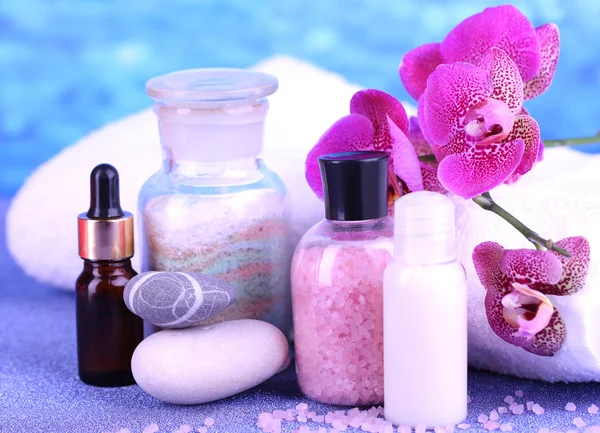 Bella spa impostazione con orchidea su sfondo blu — Foto Stock