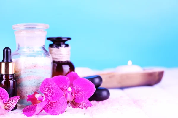 Hermoso entorno de spa con orquídea sobre mesa de madera blanca sobre fondo azul —  Fotos de Stock