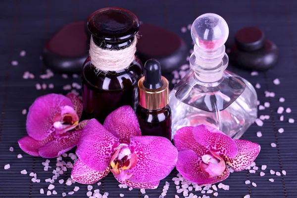 Bela configuração de spa com orquídea no guardanapo de bambu close-up — Fotografia de Stock