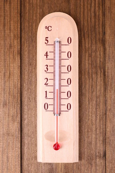 Termometro su fondo di legno — Foto Stock