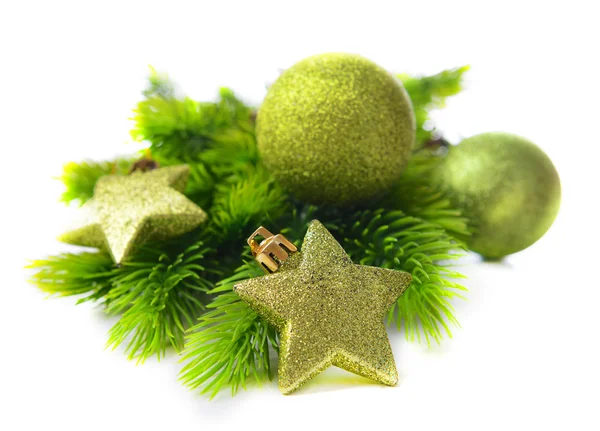 Bolas de Natal e estrelas decorativas em abeto, isolado em branco — Fotografia de Stock