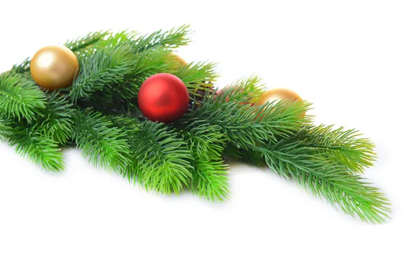 Kerstballen op fir boom, geïsoleerd op wit — Stockfoto