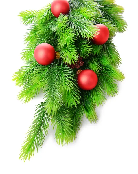 Рождественские шары на елке, изолированные на белом — стоковое фото