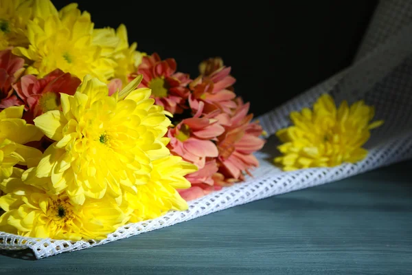 Mooie bloemen op een houten achtergrond kleur — Stockfoto