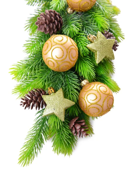 Noel topları ve çam ağacı, beyaz izole üzerinde dekoratif yıldız — Stok fotoğraf