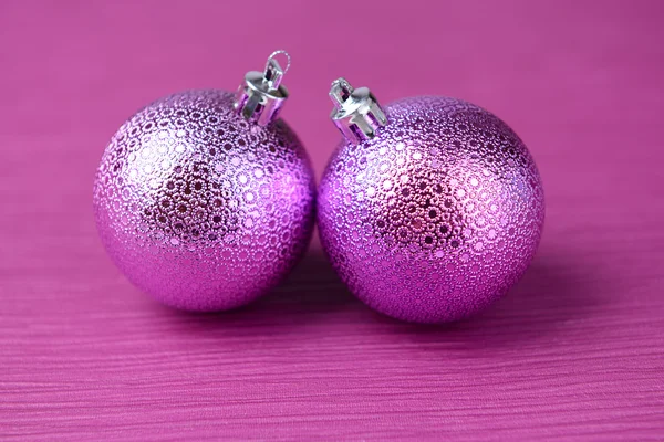 Bolas de Natal no fundo roxo — Fotografia de Stock