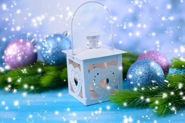Weihnachtslaterne, Tanne und Dekorationen auf hellem Hintergrund — Stockfoto