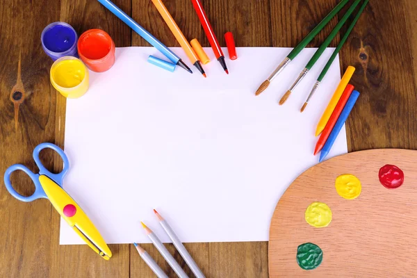 Komposition verschiedener kreativer Werkzeuge auf dem Tisch in Nahaufnahme — Stockfoto