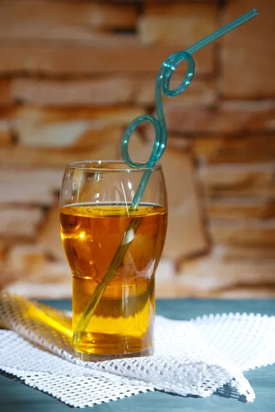 Bicchiere di cocktail, su sfondo muro di pietra — Foto Stock