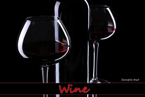 Винные бокалы с красным вином, изолированные на черном — стоковое фото