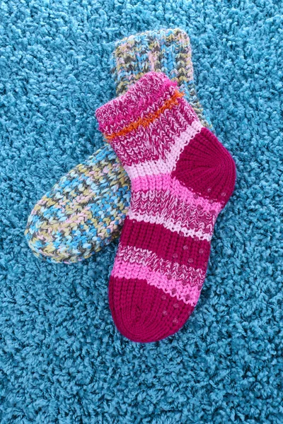 Woolen socks, on color background — Stock Photo, Image