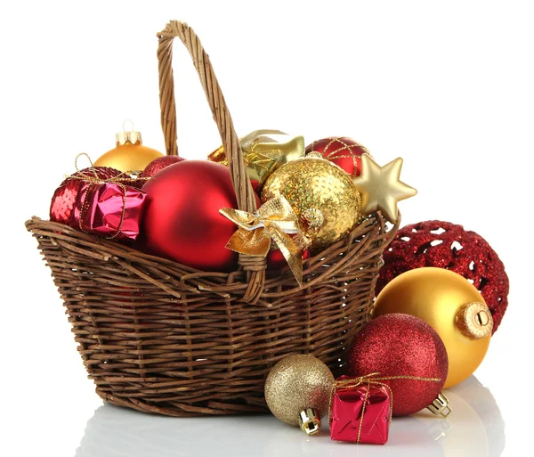 Vánoční ozdoby v košíku izolovaných na bílém — Stock fotografie
