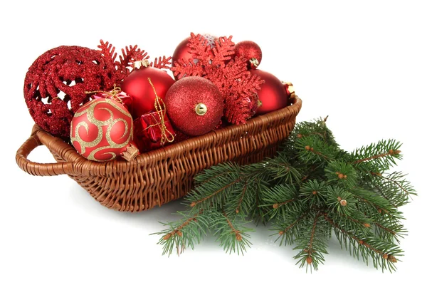 Decorazioni natalizie in cesto e rami di abete rosso isolati su bianco — Foto Stock