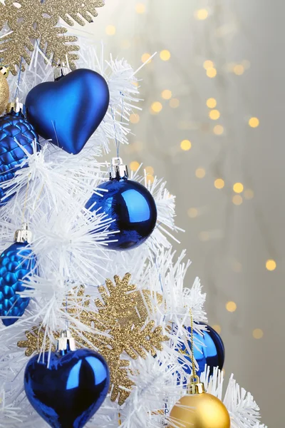 Juguetes en el árbol de Navidad en el fondo luces de Navidad —  Fotos de Stock