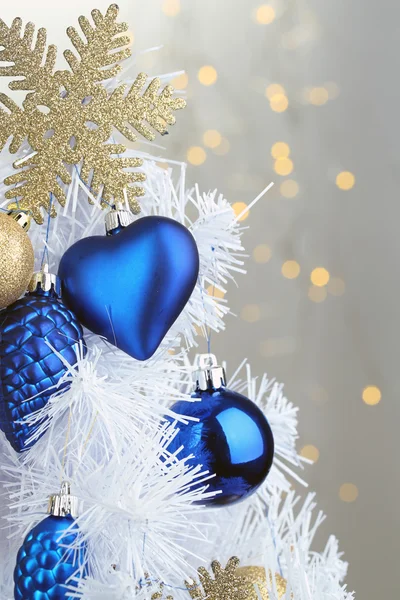 Speelgoed op kerstboom op Kerstmis lights achtergrond — Stockfoto