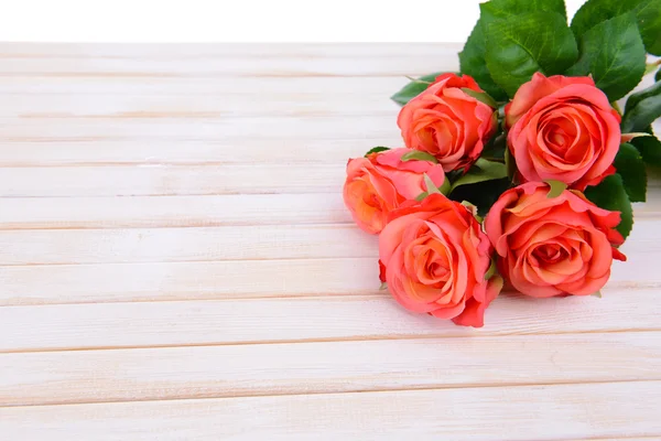 Букет красивых искусственных цветов, на деревянном фоне — стоковое фото