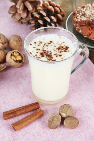 Tasse de lait de poule avec cannelle et noix sur la table fermer — Photo