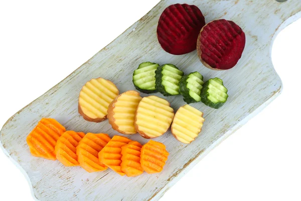 Vackra skivade grönsaker, på skärbräda, isolerad på vit — Stockfoto