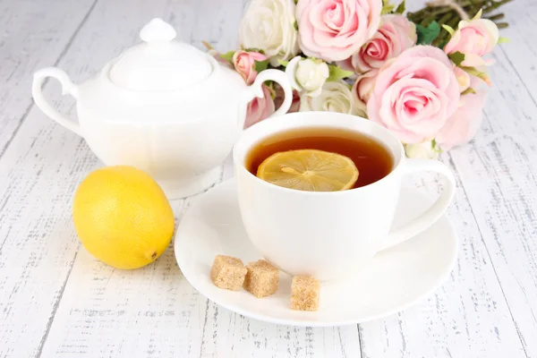 Tasse Tee mit Zitrone aus nächster Nähe — Stockfoto